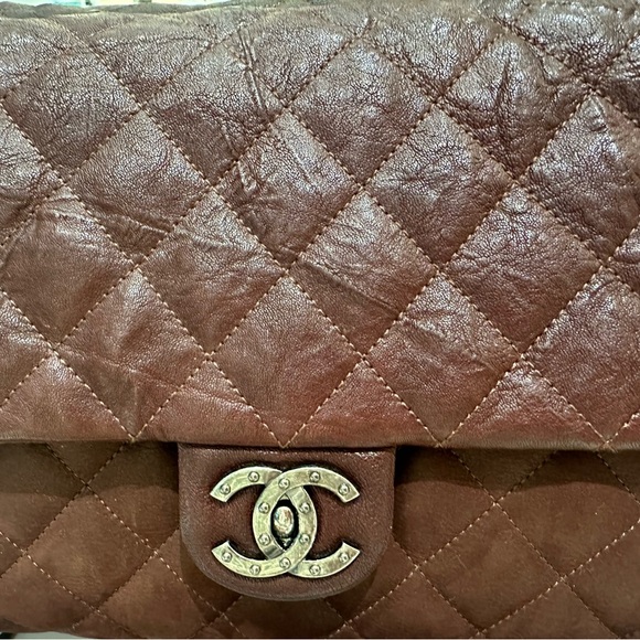 CHANEL Burgundy Shoulder Bag with Quilted Design and Chain Strap - Picture 13 of 13